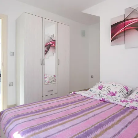 1 Bedroom Cozy Apartment In Krk *